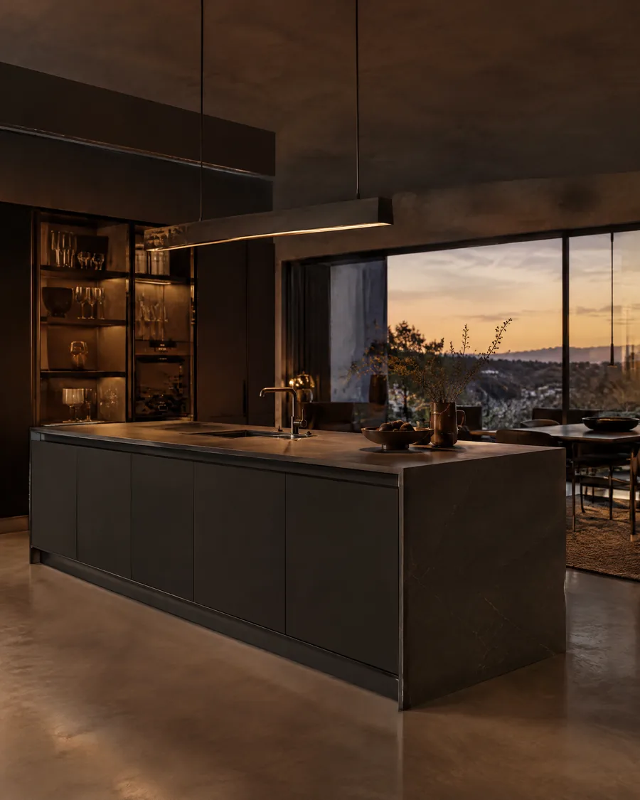 Cucina con isola in uno showroom, immagine generata con AI
